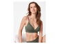 Modèle portant un soutien-gorge et des sous-vêtements vert olive.