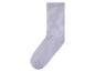 Une paire de chaussettes lilas.