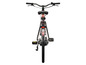 Un vélo blanc avec un feu arrière et un porte-bagages.