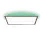 Plafonnier LED rectangulaire avec une lueur ambiante verte.