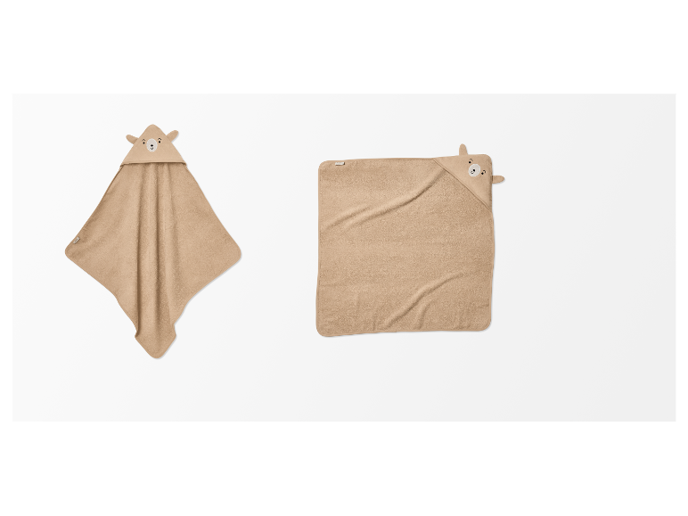 Deux serviettes de bain pour bébé couleur beige : une avec capuche, l'autre sans.