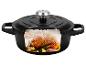 Cocotte en fonte noire avec poulet rôti et légumes, coupe transversale montrant la vapeur.