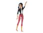 Une poupée Miraculous Ladybug avec des cheveux bleus, une veste noire et un pantalon rose.