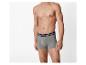 Homme torse nu portant un boxer gris avec une ceinture noire et des rayures blanches.