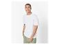 T-shirt blanc et shorts kaki pour homme.