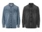 Deux chemises en jean, une bleu clair et une noire.