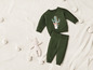 Un sweat-shirt et un pantalon verts avec un imprimé cactus pour bébés.