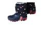 Combinaison de neige bleu foncé à motifs de cœurs et bottes d'hiver pour enfants.