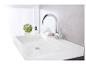 Un lavabo blanc avec un robinet chromé