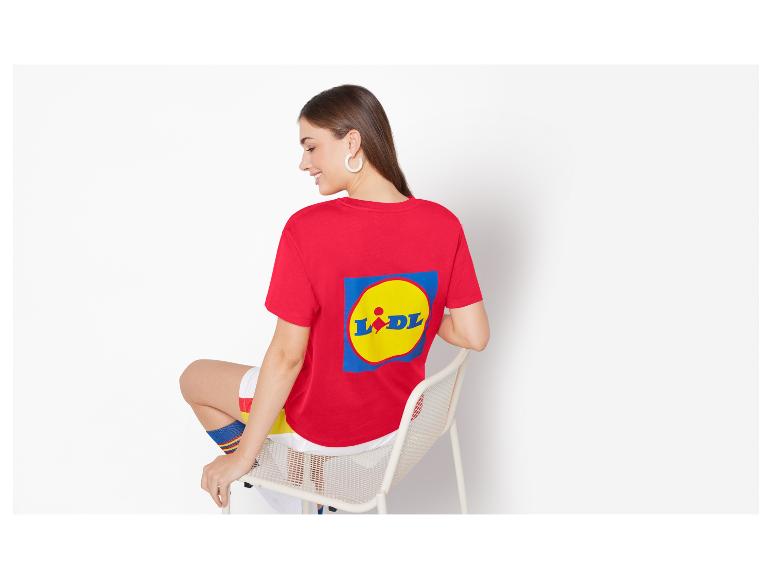 T-shirt Lidl rouge, short blanc et chaussettes rayées.