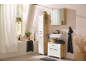 Salle de bain lumineuse avec meubles en bois et blancs, armoire à miroir et baignoire.