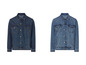 Deux vestes en jean bleues.