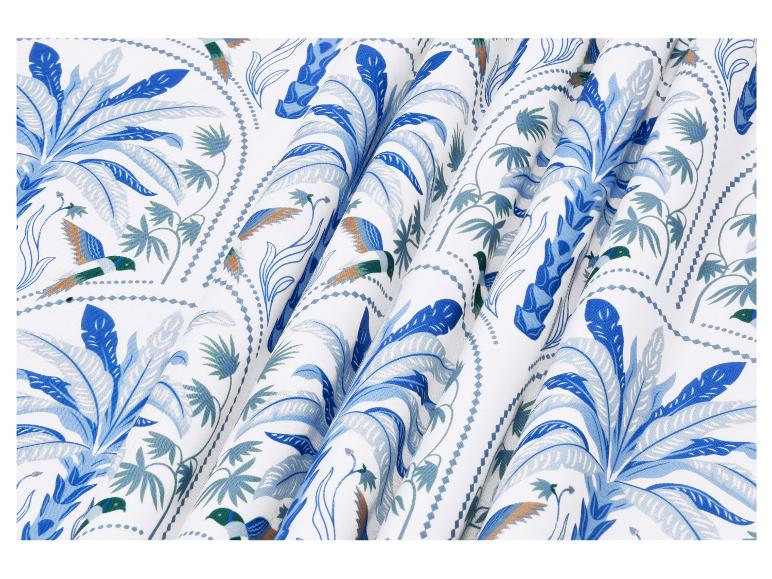 Tissu blanc à motif de feuilles bleues et d'oiseaux tropicaux, plissé.