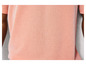 Gros plan sur un t-shirt rayé rose.