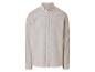 Chemise beige à manches longues.