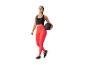 Femme en leggings et top de sport tenant un ballon de médecine.
