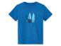 T-shirt bleu pour enfant avec impression de planches de surf.