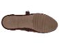 Semelle de chaussure plate marron avec sangle et boucle, vue de dessous.