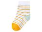 Une paire de chaussettes blanches avec des rayures jaunes et vert clair.