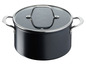 Une casserole noire avec un couvercle en verre de Jamie Oliver et Tefal.