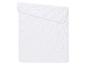 Couette blanche matelassée avec un motif ondulé, pliée sur le dessus.