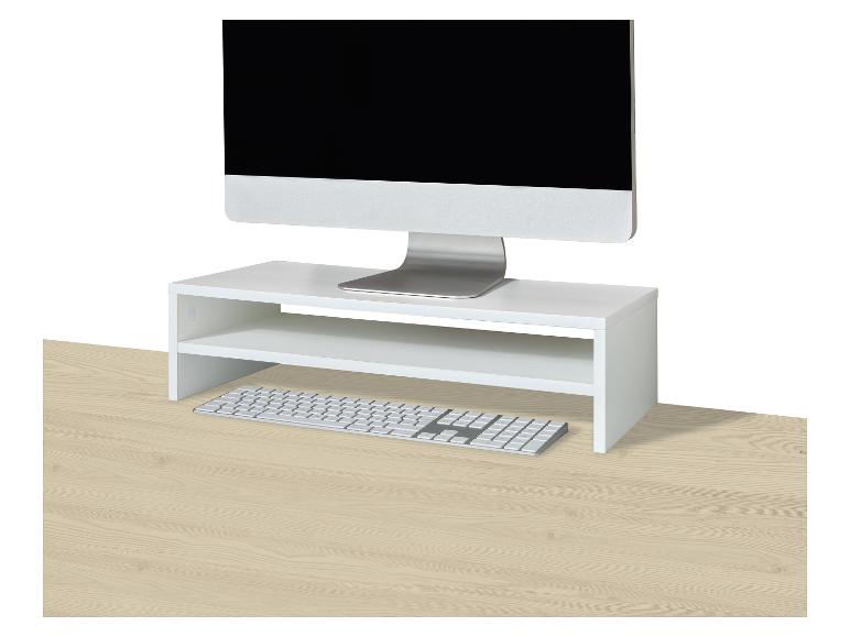 Support d'écran blanc avec étagère et clavier sur un bureau en bois clair.