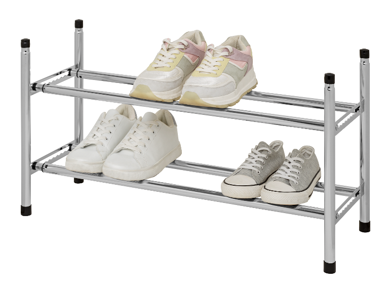 Un porte-chaussures chromé à deux niveaux contenant différentes baskets.