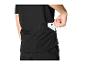 T-shirt de sport noir avec poche latérale zippée, un smartphone blanc est inséré dans la poche.