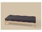 Cadre de lit en bois marron avec matelas foncé sur fond beige.