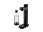 Machine à soda noire avec une bouteille transparente d'eau pétillante à côté.
