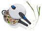 Une cocotte-minute avec du riz, des champignons et des oignons verts.