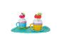 Deux tasses colorées à motif de chat sur un plateau bleu.