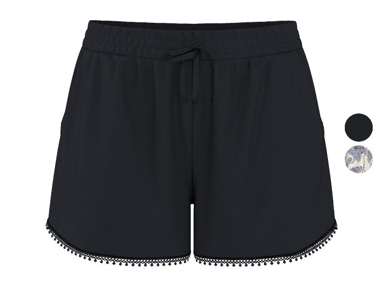 Shorts noirs pour femme avec bordure décorative et cordon de serrage à la taille.