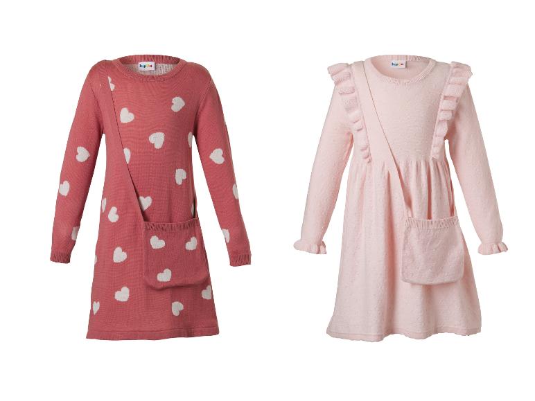 Deux robes tricotées pour enfants : une rose avec des cœurs blancs et une rose clair à volants.
