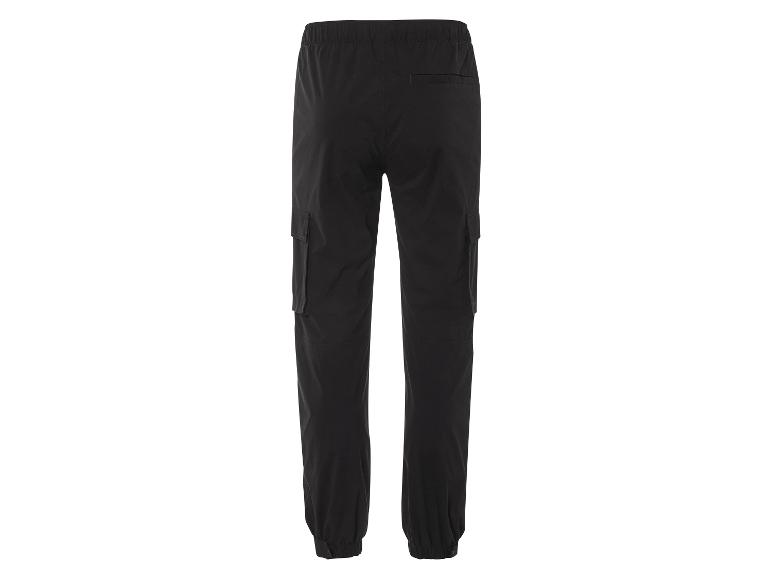Pantalon cargo noir avec taille élastique.