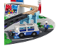 Ensemble de train en bois avec stade, bus et figurine, sur un tapis de jeu routier.