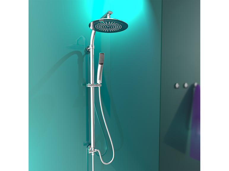 Un ensemble de douche chromé avec une grande douche de pluie et une douchette.