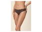 Femme en culotte marron foncé, une main sur la hanche et l'autre sur la cuisse.