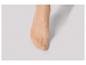 Gros plan sur un pied avec des collants couleur peau.