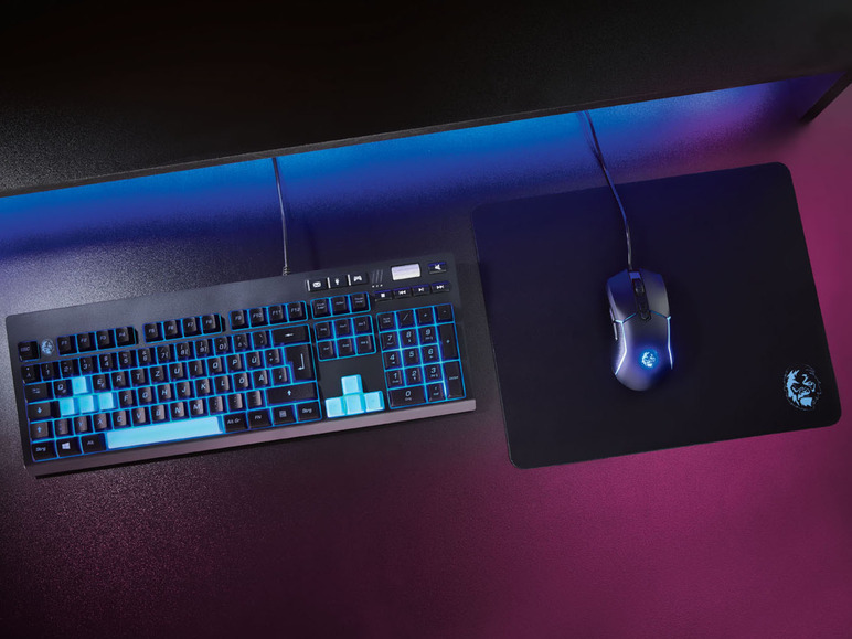 Un clavier et une souris de jeu avec un rétroéclairage bleu.