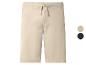 Shorts beige à cordon de serrage, présentés avec des échantillons de couleur beige et bleu marine.