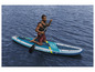 Un homme pagaye sur un paddleboard gonflable G&F Pro-Force.