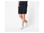 Shorts noirs et baskets blanches pour homme.
