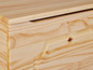 Une caisse en bois avec un couvercle.