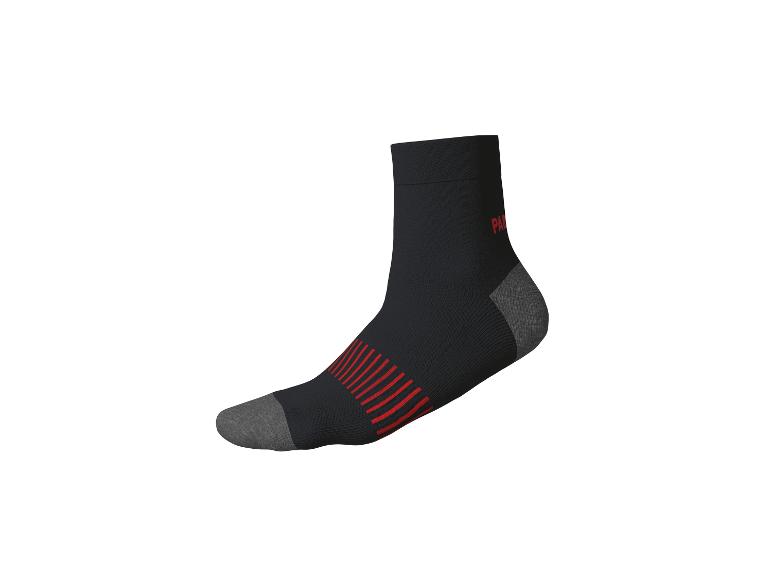 Chaussette de sport noire avec rayures rouges et talon et pointe gris