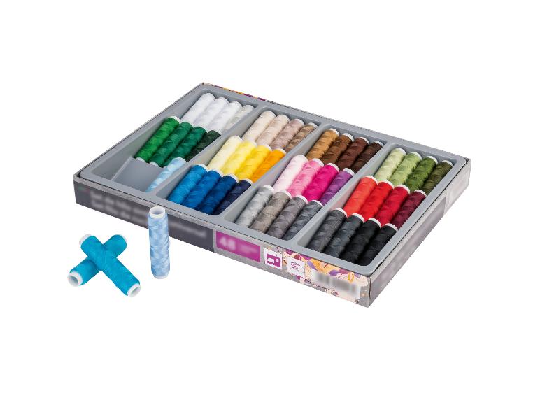 Un ensemble de fils à coudre avec 48 bobines de différentes couleurs, y compris des bleus, des verts, des rouges et des neutres.