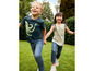 Deux enfants portent des t-shirts avec des motifs de poulpe et de citrons, alors qu'ils courent ensemble.