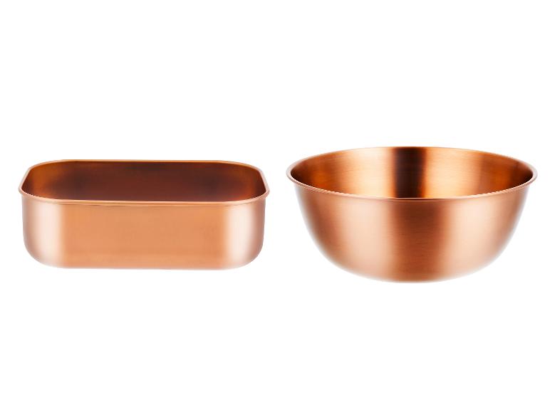 Un plat de cuisson rectangulaire en cuivre et un bol mélangeur rond en cuivre.