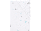 Drap-housse blanc avec motif de flocons de neige bleus et gris.