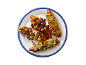 Quatre hot-dogs avec diverses garnitures comme du chili, de l'oignon, des cornichons et de la moutarde sur une assiette.